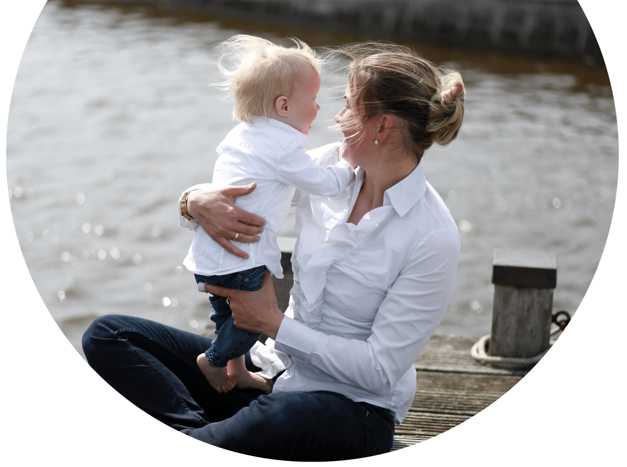 Bild von Frau und Kind am Ufer